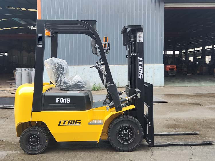 FG15/ 1.5 TON / 3300 lbs MONTACARGAS GAS LP