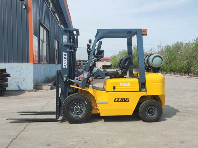 FG25 / 2.5 TON / 5500 lbs MONTACARGAS GAS LP
