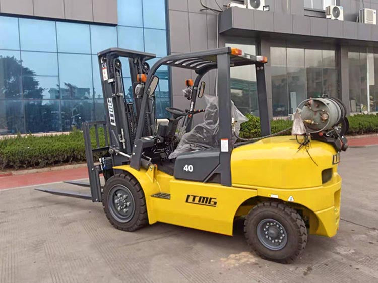 FG40 / 4 TON / 8800 lbs / MONTACARGAS GAS LP