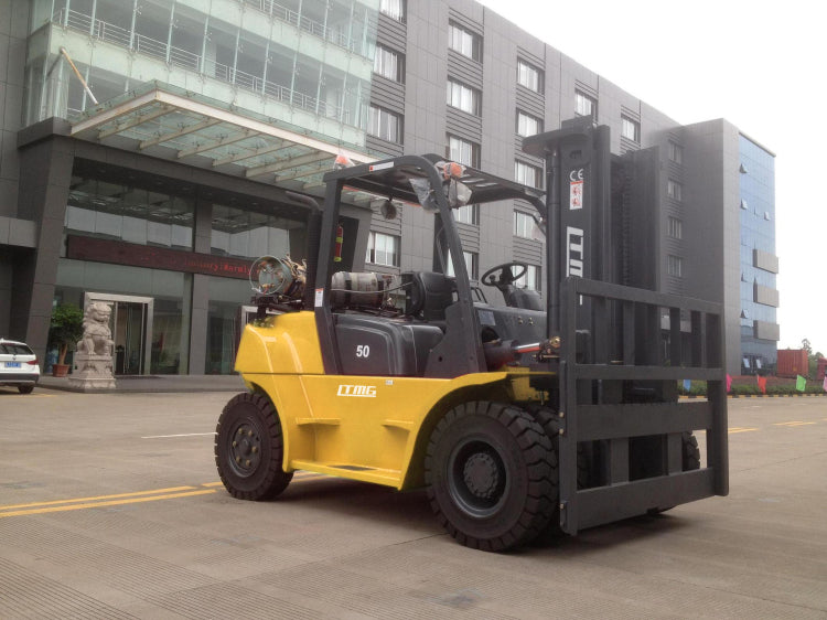 FG50 / 5 TON / 11,000 LBS / MONTACARGAS GAS LP